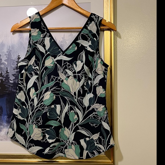 Banana Republic Sleeveless Blouse XSP - Picture 2 of 4